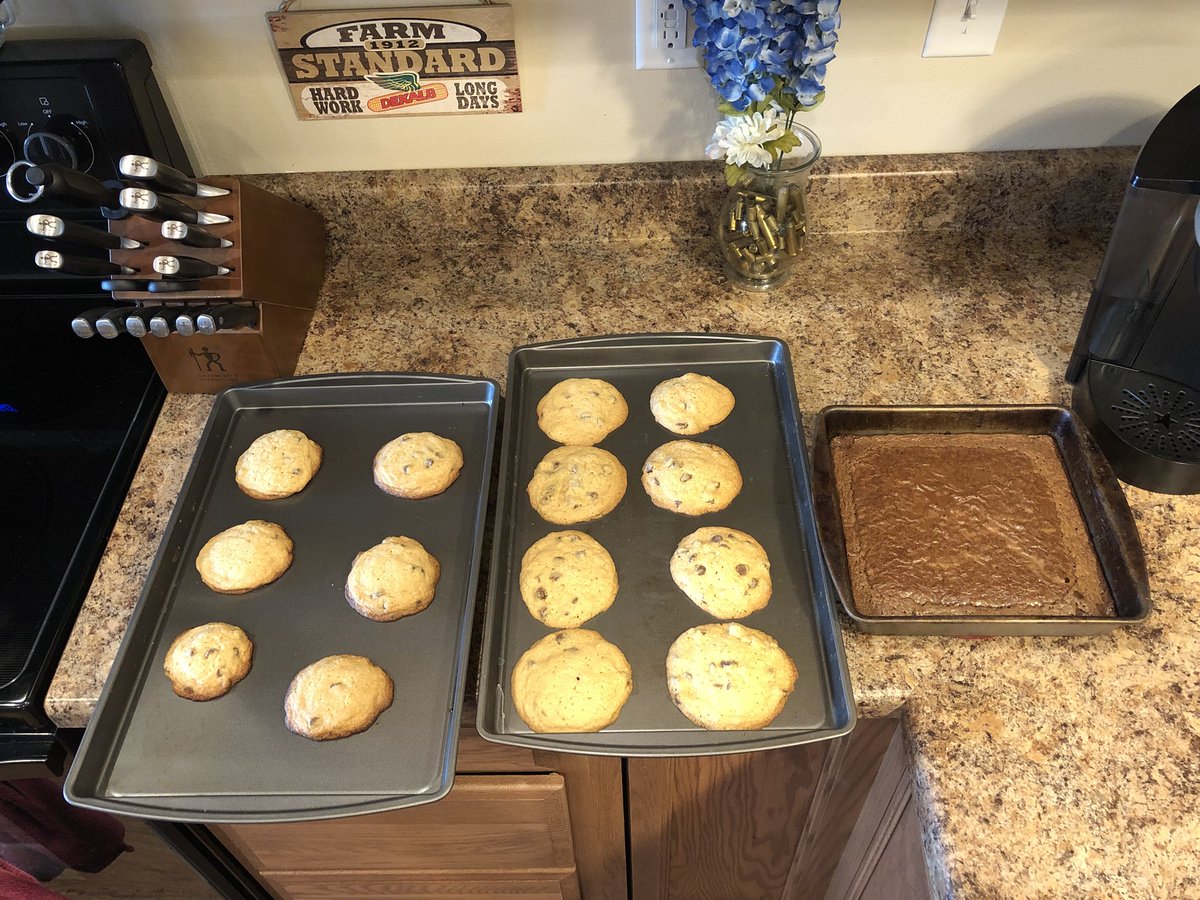 hannahaggie2014's tweet photo. @adrienneivey @ruralgoneurban @BettyCrocker Sunday Fun day #bakingwithbetty! 😬 https://t.co/upb4DWvvQ8