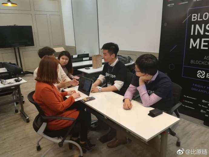 BytomDAO's tweet photo. May 18th BYTOM #SeoulMeetup were successfully held, where we were also interviewed by local media. Thanks for all your support.
#Bytom is building its community stronger in Korea. https://t.co/Pt5jH6Yzg4