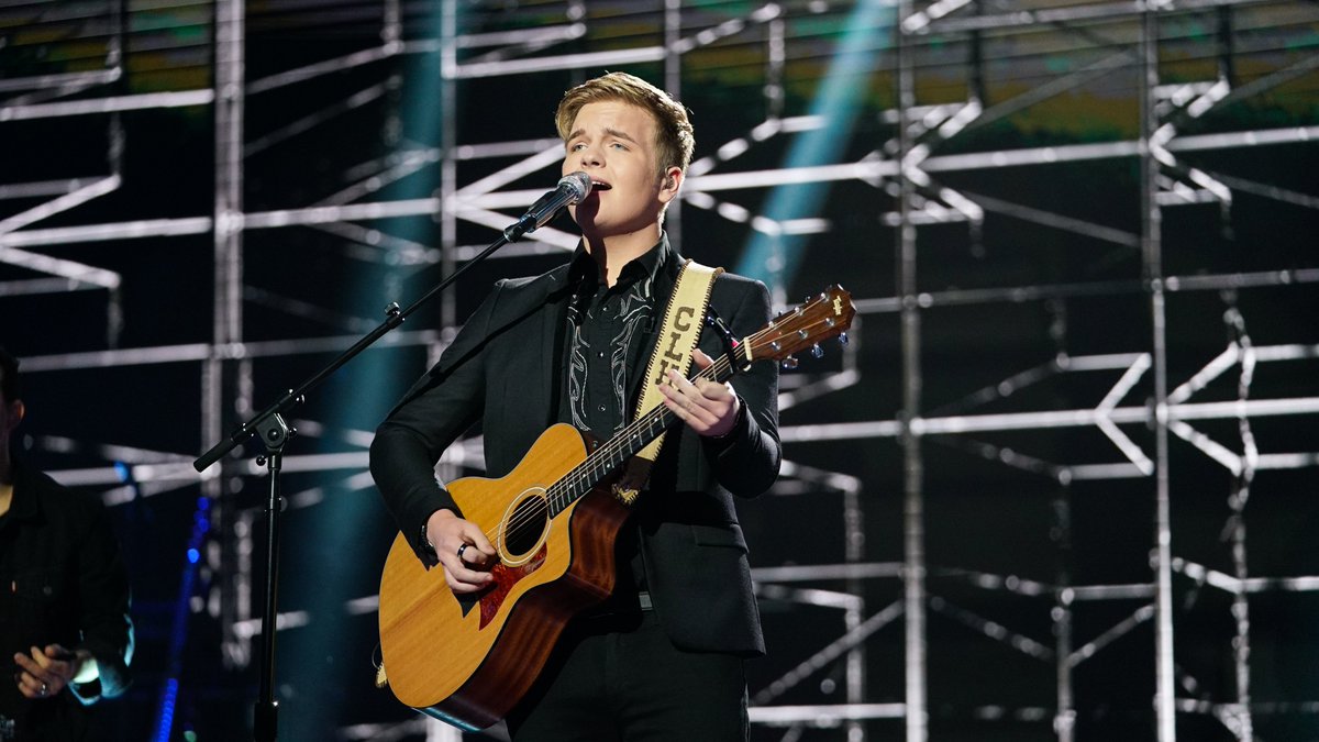 AmericanIdol's tweet photo. No one will have the blues after listening to @calebleemusic sing! #AmericanIdol #IdolFinale https://t.co/qobUluWAdv