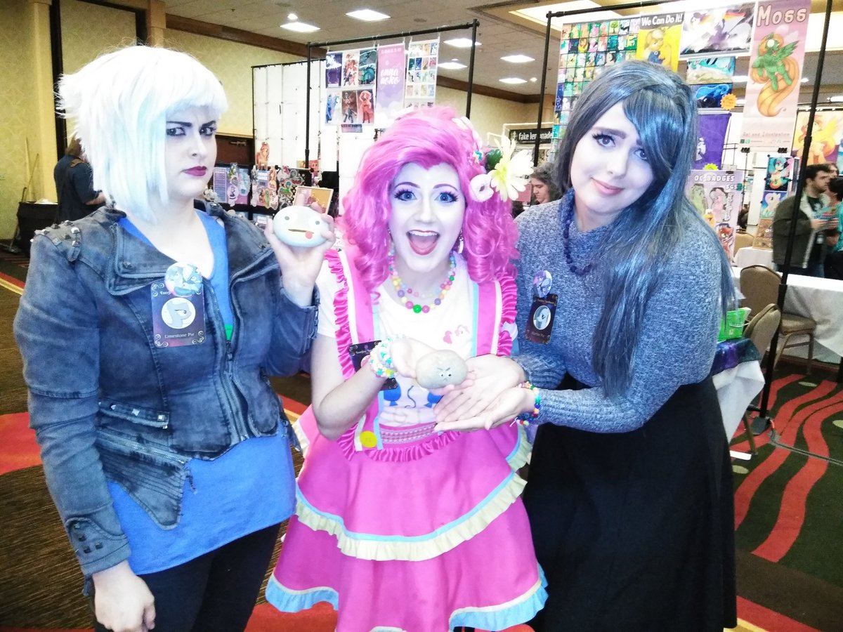 PrincessGryph's tweet photo. Got a visit from some geological professionals at #EverfreeNorthwest2018 who appreciated my Rock Facts https://t.co/Ain5hnWD2Q https://t.co/qgwWCVRUde