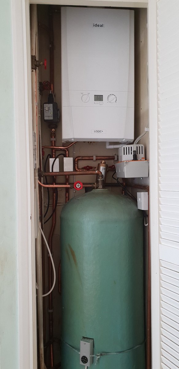 Gaslec2's tweet photo. #idealboilers Its a tight sqeeze... https://t.co/b4Xf5Th2Ls