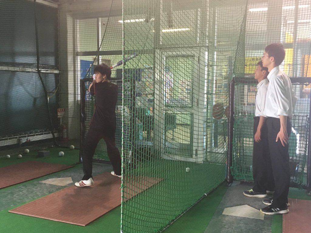 HDokayama's tweet photo. 楽しそうな学生くんをパシャリ😆写真撮ったら緊張で硬直してしまった（笑）撮影協力ありがとねー😁
#ホームランドーム #岡山店 #ヒットだけの人生じゃつまらない #スマホじゃ汗かけないで��ょ #バッティングセンター #アミューズメント https://t.co/hI7It1Z868