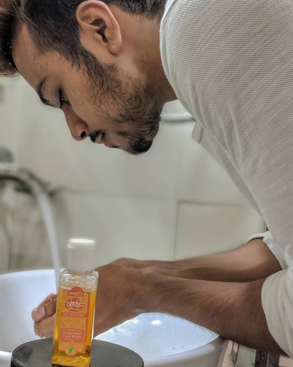 HighHiren's tweet photo. This gel face wash from @vazaarindia is not only refreshing with its gel base & soothing properties, it also helped me clear the tan out due to my recent high exposure to sun! The lemony essence is a feel good on such summer days!
#MyVazaar #ViralBazaar https://t.co/pICS1CuZOC