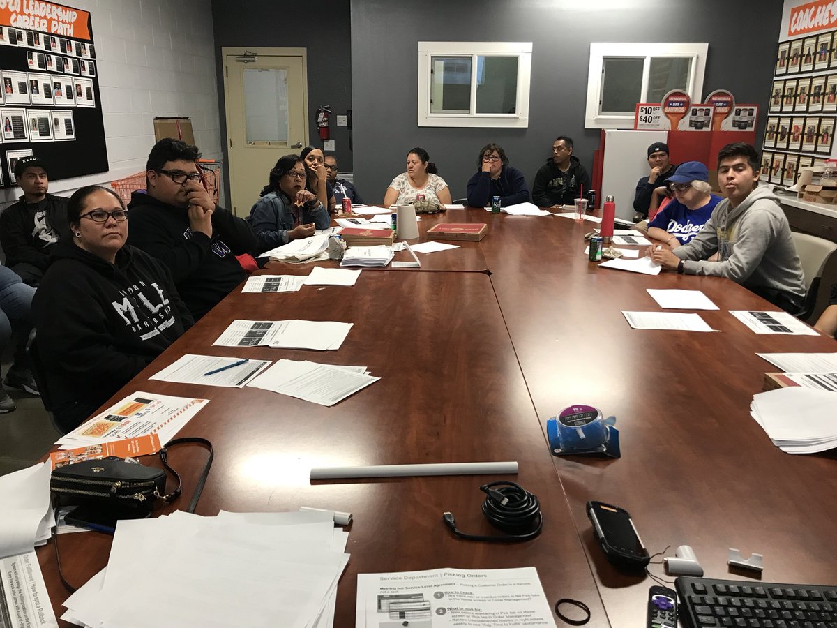 Deb_K_Collins's tweet photo. Service Department Training! Driving operational excellence! #TEAM#HAWTHORNE#SERVICEDEPARTMENT#OFAs#0620 https://t.co/vJxViYwUlC