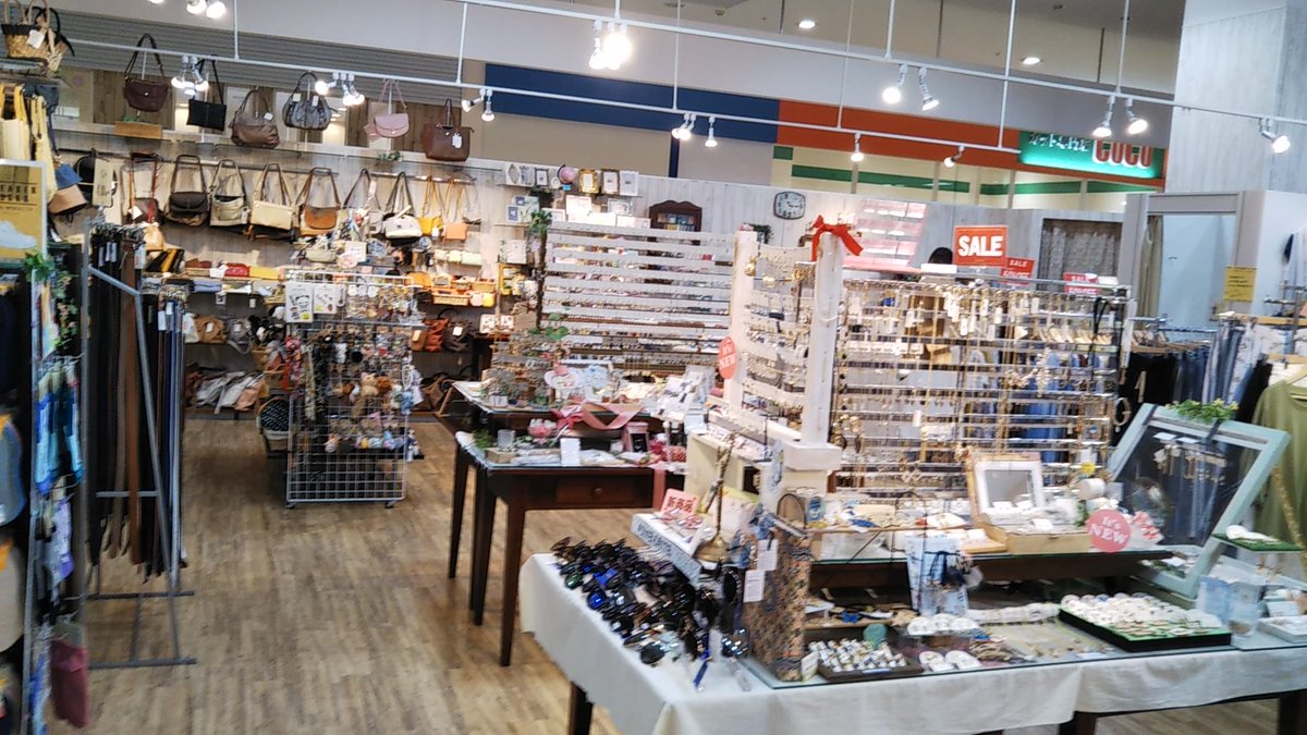 Palnart Poc お取り扱い店舗情報 鳥取市にお住まいの皆様 イオンモール鳥取北1f Vmv鳥取北店 では Palnart Poc を展開中です 先週新作と人気商品を納品してきました イヤリングやヘアゴムお探しの方は是非お越し下さい 鳥取市 パルナート