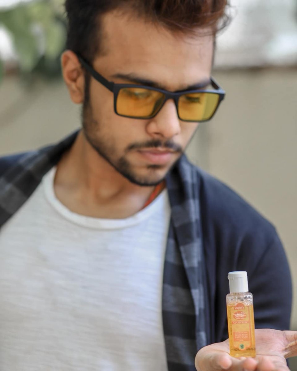 HighHiren's tweet photo. This gel face wash from @vazaarindia is not only refreshing with its gel base & soothing properties, it also helped me clear the tan out due to my recent high exposure to sun! The lemony essence is a feel good on such summer days!
#MyVazaar #ViralBazaar https://t.co/pICS1CuZOC