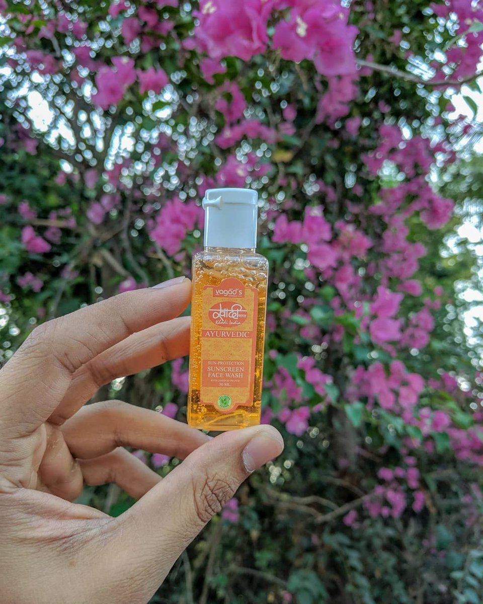 HighHiren's tweet photo. This gel face wash from @vazaarindia is not only refreshing with its gel base & soothing properties, it also helped me clear the tan out due to my recent high exposure to sun! The lemony essence is a feel good on such summer days!
#MyVazaar #ViralBazaar https://t.co/pICS1CuZOC