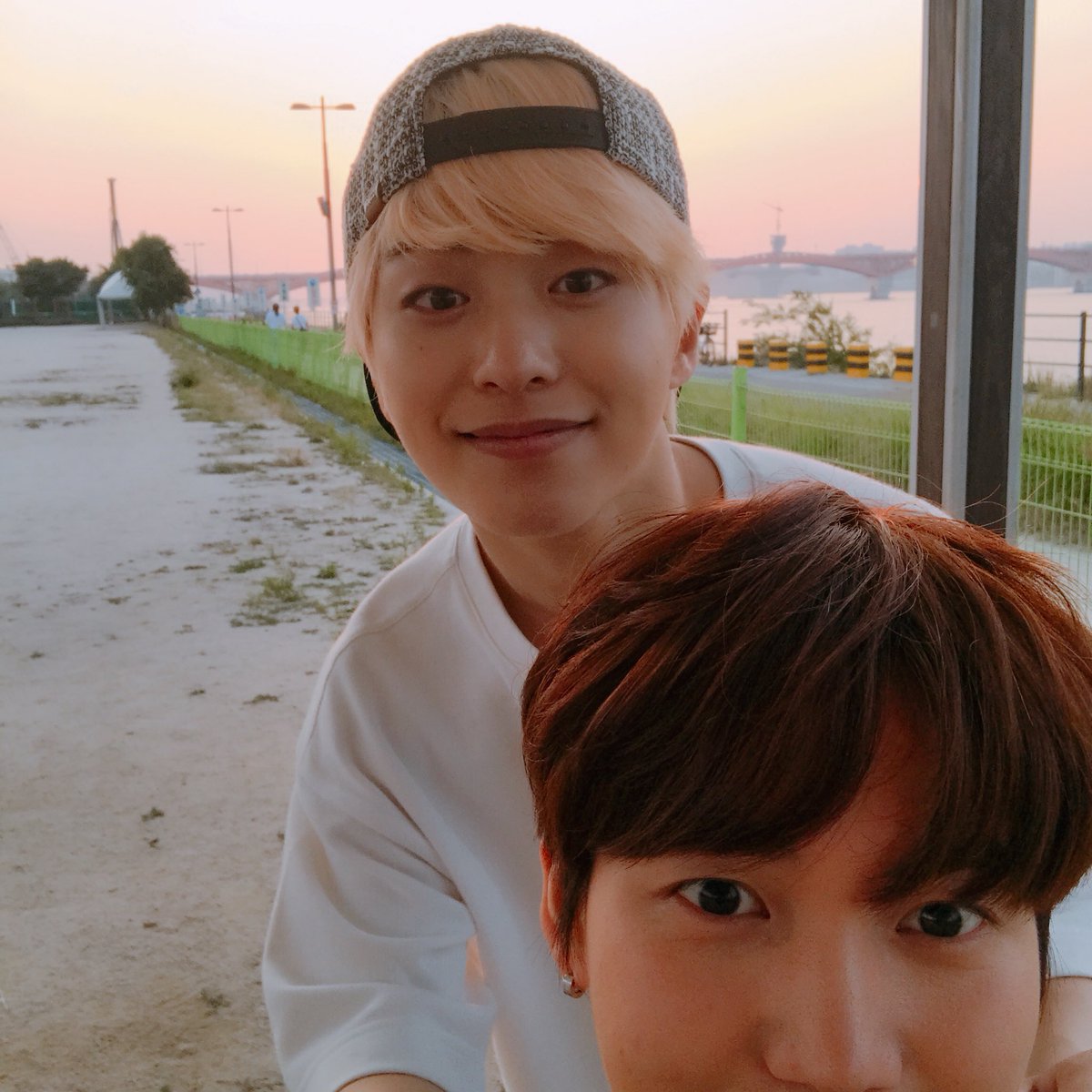 ONF_members's tweet photo. [#제이어스] 애들아 성인이 된걸 축하해 ! 🎊 #성년의날 https://t.co/R7y197fHtq
