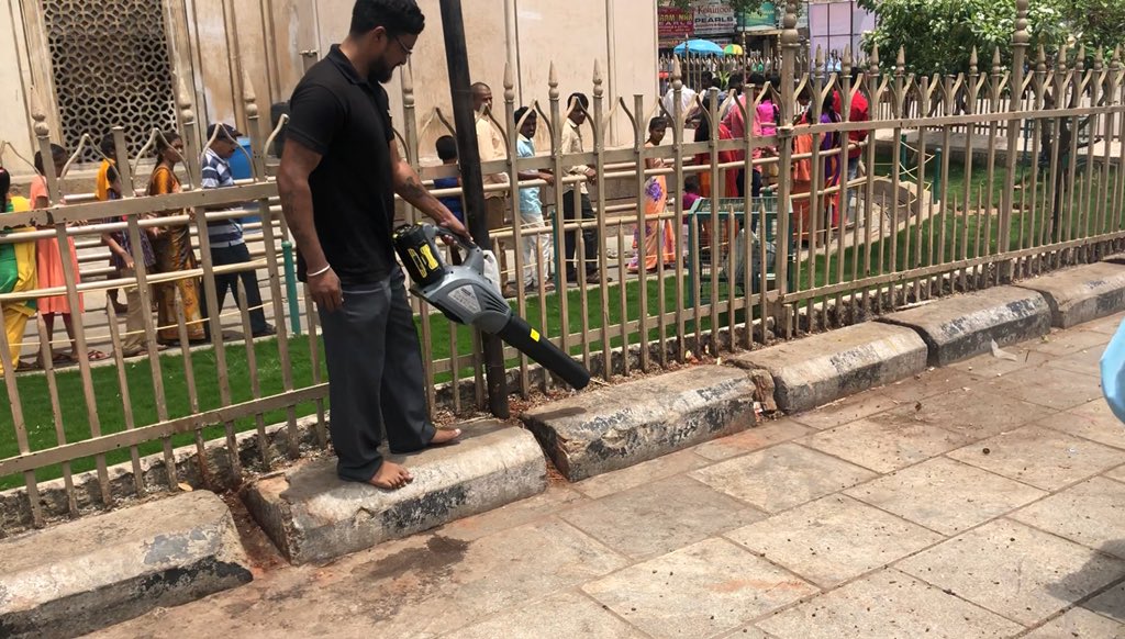musharraf_ias's tweet photo. #ProjectCHARMinar, Charminar will soon have modern cleaning devices to keep its surrounding clean 24x7. Let’s come together to Conserve &amp; Restore #PrideofHyderabad  #SwachhBharat https://t.co/gpT5DD07cX