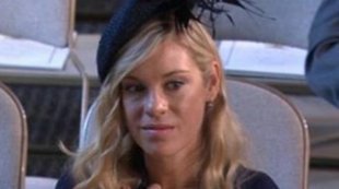OwlyReadAndPlay's tweet photo. Chelsea Davy, Prince Harry's ex-girlfriend in his wedding ceremony.
โลกพากันให้ Caption 
"It should have been me!" 😢 
มันควรจะเป็นฉันตรงนั้น 
แต่จากรูปประโยค เป็นการบอกว่ามันเป็นจริงไม่ได้แล้วนะน้อง 
#RoyalWedding2018 #ItShouldHaveBeenMe 
#chelseadavy 
#grammar https://t.co/YtdbgAfT1K