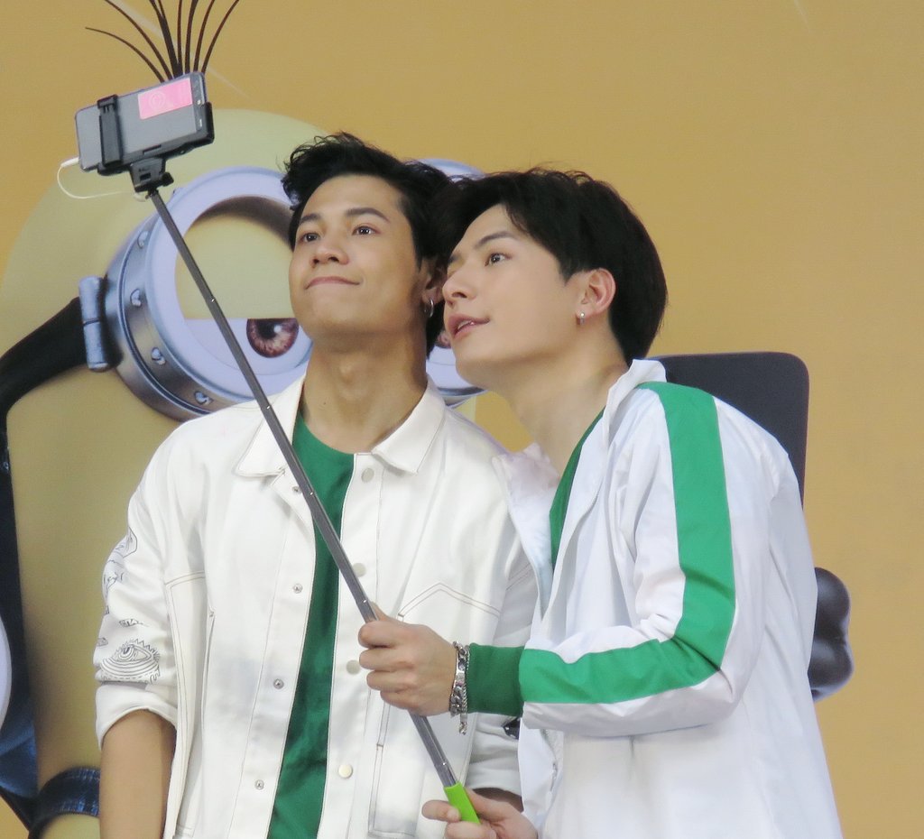 FreshyCute's tweet photo. เค้าแค่หามุมเซลฟี่กันทำไมต้องน่ารักมุ้งมิ้งขนาดนี้ละค้าา~😝❤วู้ๆเรายุนี่😂🤘
#SingtoPrachaya 
#KristPerawat 
#ทีมพีรญา
#Minionsexpress 
#expressminions https://t.co/sf22PMp37i