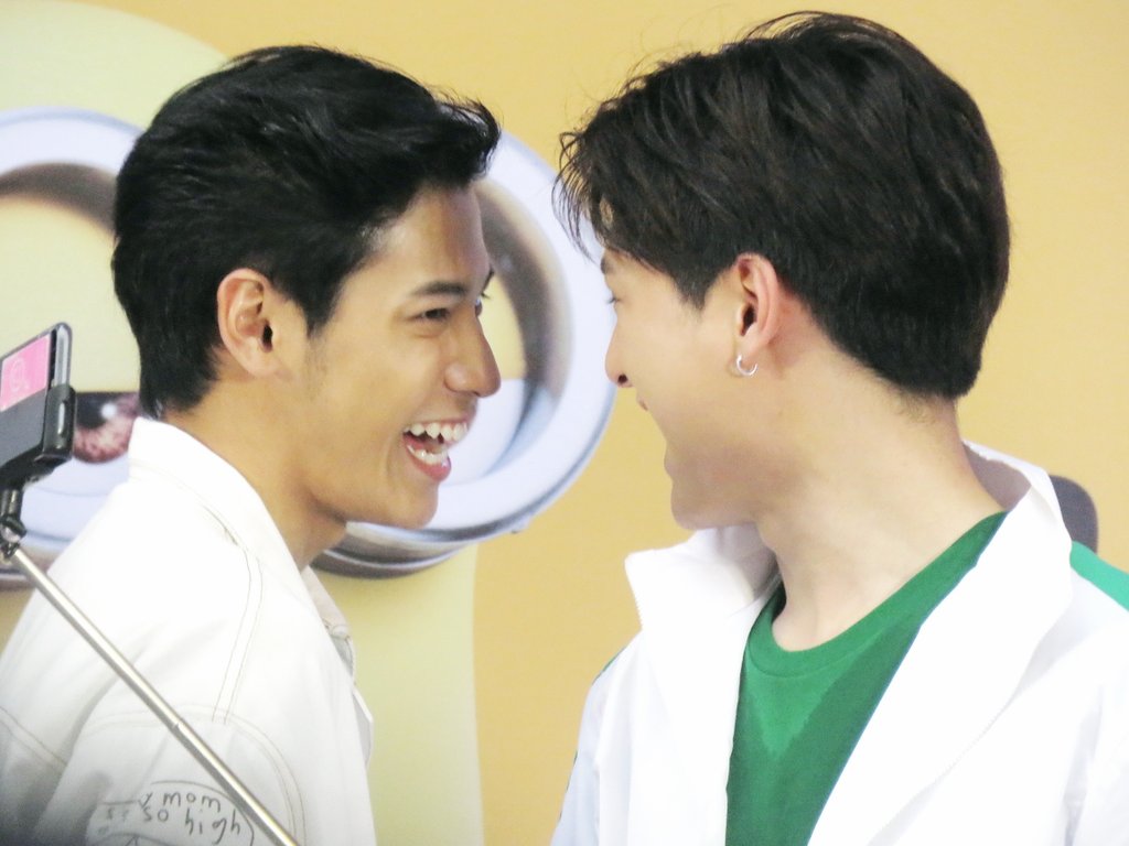 FreshyCute's tweet photo. เค้าแค่หามุมเซลฟี่กันทำไมต้องน่ารักมุ้งมิ้งขนาดนี้ละค้าา~😝❤วู้ๆเรายุนี่😂🤘
#SingtoPrachaya 
#KristPerawat 
#ทีมพีรญา
#Minionsexpress 
#expressminions https://t.co/sf22PMp37i
