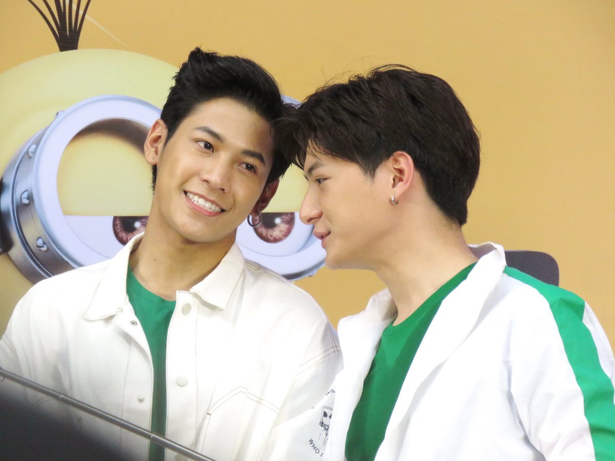 FreshyCute's tweet photo. เค้าแค่หามุมเซลฟี่กันทำไมต้องน่ารักมุ้งมิ้งขนาดนี้ละค้าา~😝❤วู้ๆเรายุนี่😂🤘
#SingtoPrachaya 
#KristPerawat 
#ทีมพีรญา
#Minionsexpress 
#expressminions https://t.co/sf22PMp37i