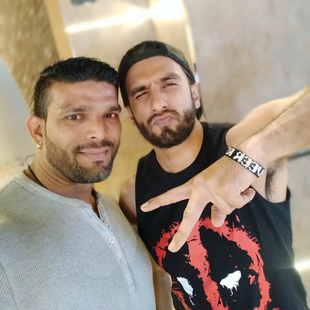 RanveeriansFC's tweet photo. Pic #3 Ranveer Singh clicked a pic with a fan 3 days ago ❤️ https://t.co/VOAlyVtrRK