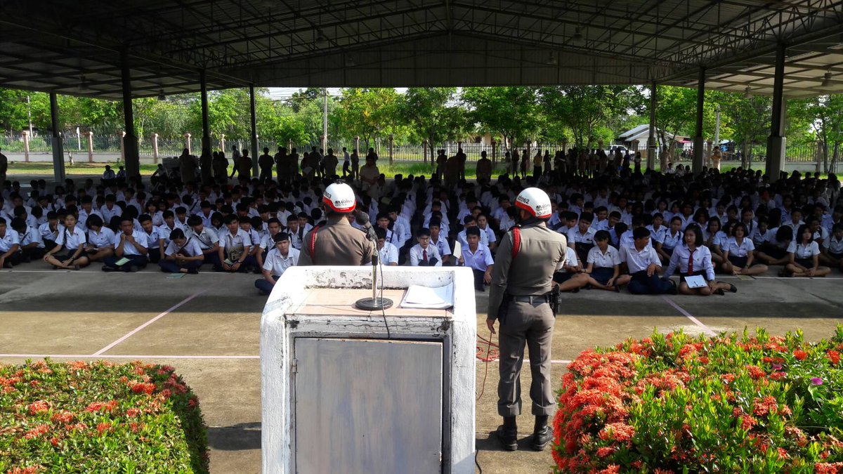 ข่ายจราจร สภ.บัวใหญ่  อบรมให้ความรู้เรื่องกฎหมายจราจรแก่นักศึกษาวิทยาลัยการอาชีพบัวใหญ่