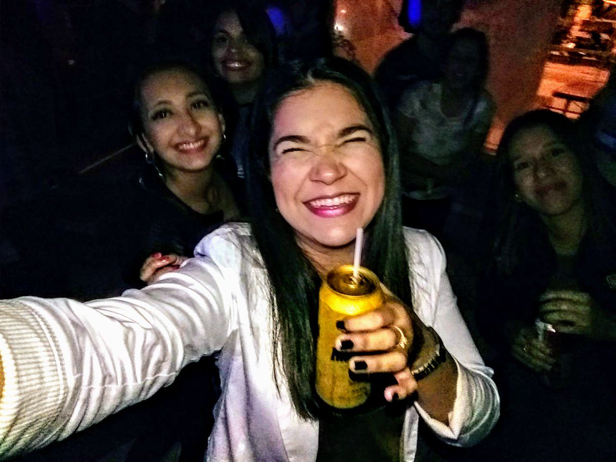 claximo's tweet photo. Viste cuando no hay naranja un sábado por las noches y pinta joda después de tanto ajjaa olviiii ... #good #sabado #nochesincontrol #amigas #partyparty https://t.co/z27iHLM0uD