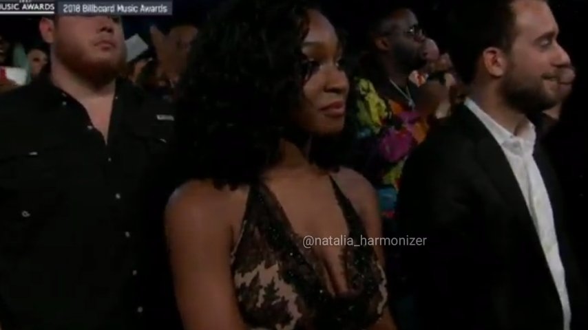 nataliakc1716's tweet photo. Enfocaron a Normani cuando Camila estaba cantando. Estaba tipo "¿Que hago? Me tenían que enfocar a mi" jajajajajaja PERO SONRIÓ. 

Yo quería que cantara otra canción. NBTS o otra ¡YA BASTA CON HAVANA! https://t.co/r3CrssXeMR