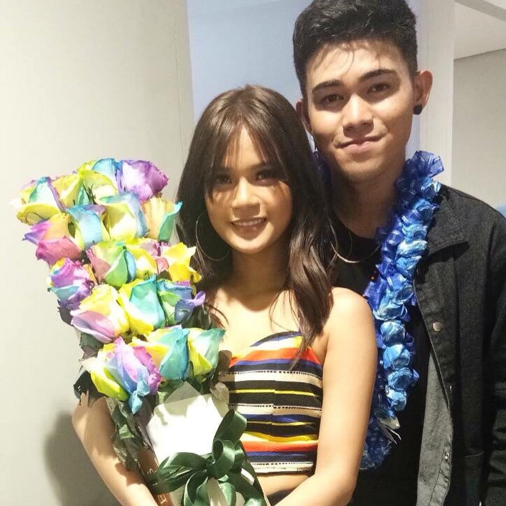 ttayzee's tweet photo. Rainbow Ecuadorian roses napili nila kasi Maris is  a young and talented millenial.. Team Talent whoahh 

IMELLENYAL Day2GetherMARNIGO https://t.co/qloEuEgNn7