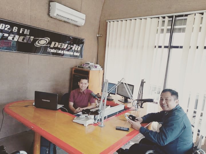 radiopatria's tweet photo. #ProgramPatria โบ Anda punya pertanyaan seputar #OperasiPekat atau #OpsPekat (Penyakit Masyarakat) kepada teman-teman Kepolisian bisa bergabung dalam Program #HaloPolisi @RadioPatria bersama Dhany Julian.
Hadir di studio, AKP Heri Sugiono Kasat Reskrim #PolresBlitarKota yang akan https://t.co/HvrYpXymKl