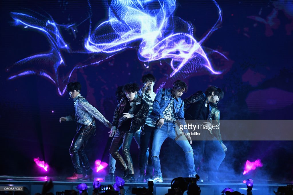 _candyclover's tweet photo. .@BTS_twt #FAKE_LOVE Premiere at the #BBMAs (Getty Images) https://t.co/SxDk6xzDtH