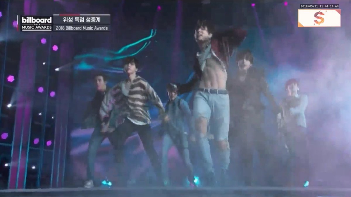 allkpop's tweet photo. Jungkook flashing his abs on USA TV is definitely a moment to remember #FakeLovePremiere https://t.co/jXYrg4fkUo