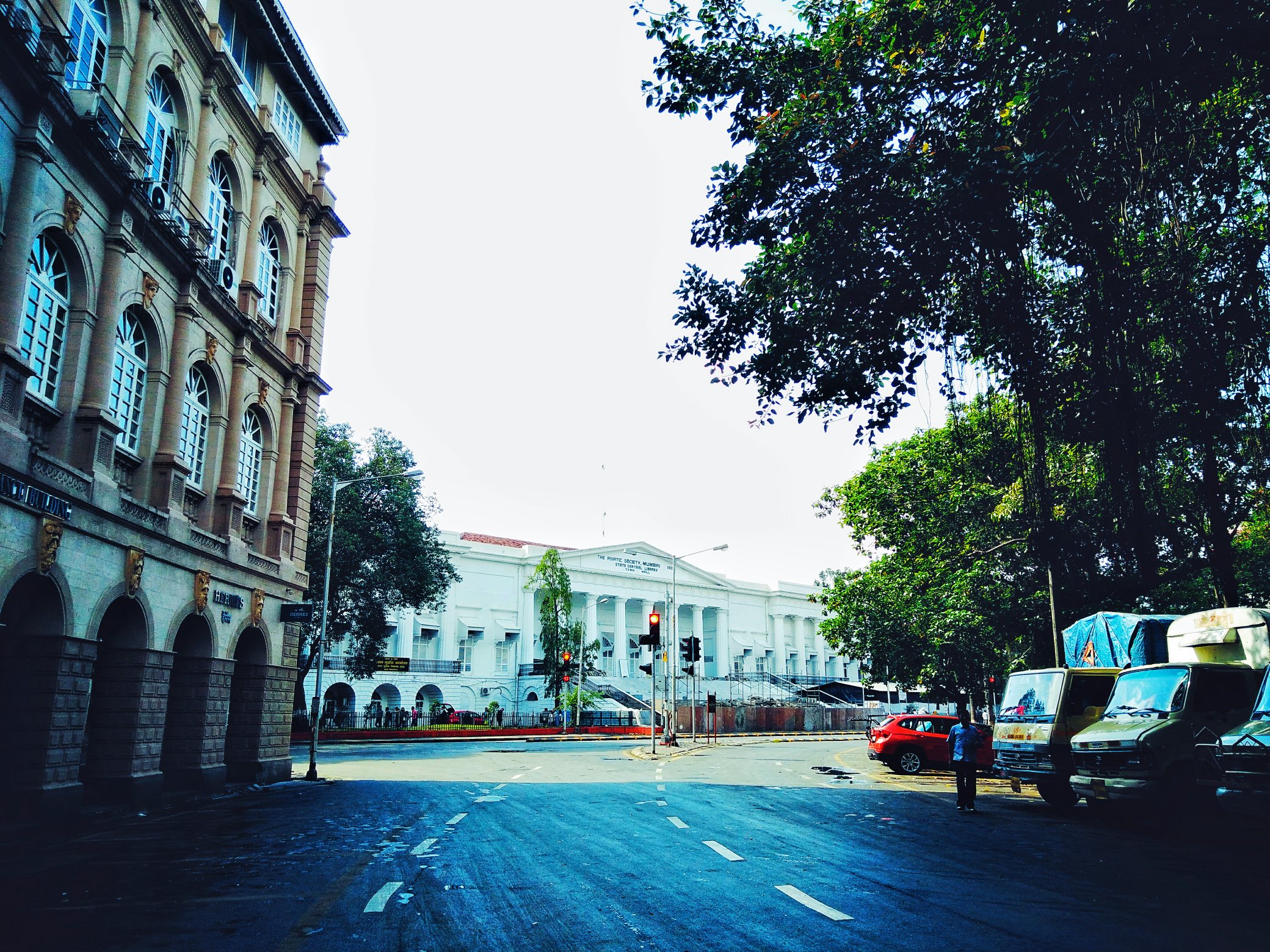 Photo from Elphinstone Circle near Asiatic Library (Town Hall) now known as Horniman Circle. Clicked in 2018.