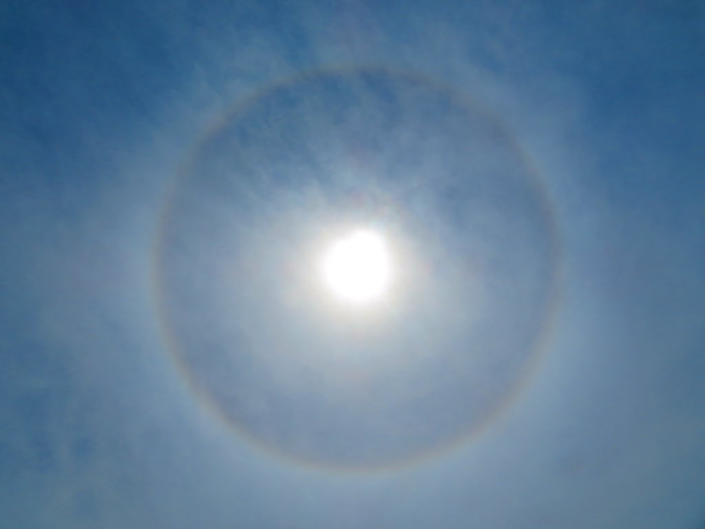 荒木健太郎 虹色のハロ 上層の巻層雲をつくる氷の粒子で太陽光が屈折して生まれた光の輪 美しい空の彩りです T Co Ffegv4j1ke Twitter