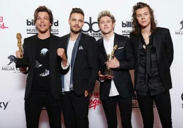 ZlayingZjmft1D's tweet image. soon they will be walking in the red carpet in all suits as a group and holding their awards again maybe not now but they will!

#1DBBMAs 
#BBMAs