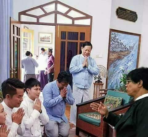 ဒါဘာျဖစ္တာလည္း   ဘုန္းႀကီးမဟုတ္ ဘာမဟုတ္နဲ႕  ကုလားကိုရွိခိုးစရာလား
သြားပါပီျမန္မာျပည္