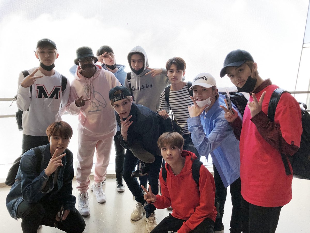 2WINbr's tweet photo. [#OFICIAL] 04.05.18 - Atualização do Twitter do NCT 127.

"✌️📸

#NCT127 #LA" https://t.co/sj5Tldt7l1