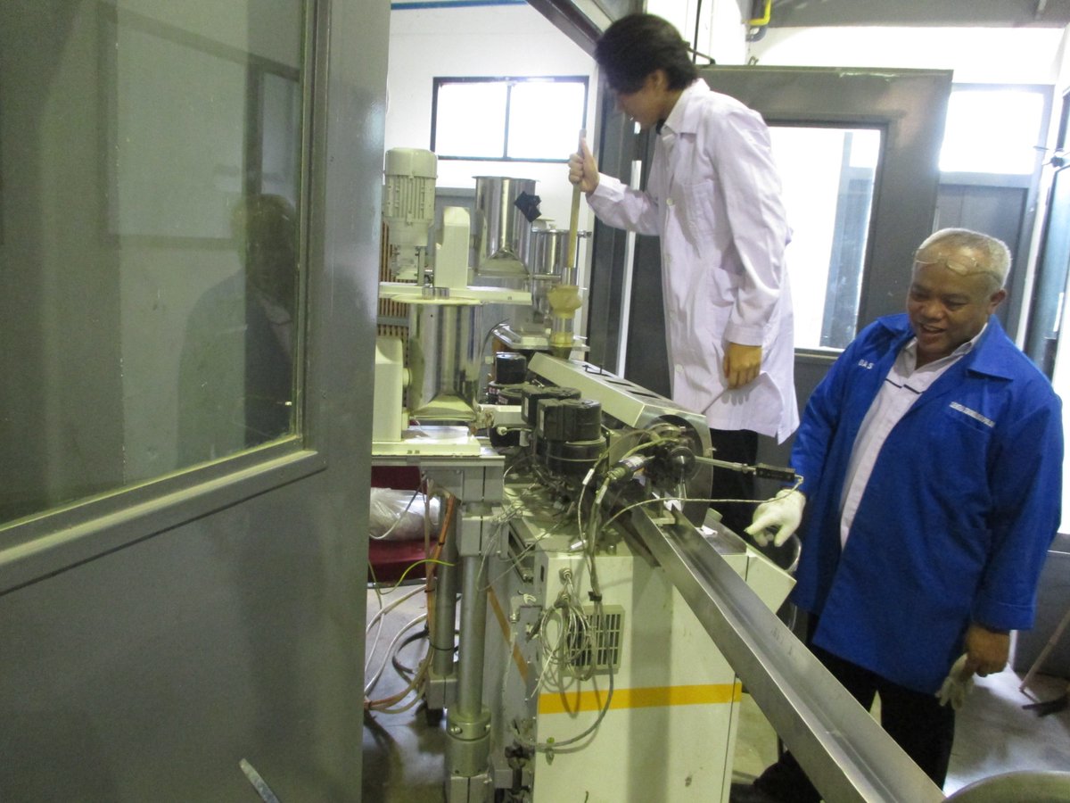 polimer_bppt's tweet image. Sedang berlangsung witness dari PT. Harapan Interaksi Swadaya untuk pengujian dengan menggunakan alat Single Screw Extrution. #pengujian #laboratorium #TeknologiPlastik