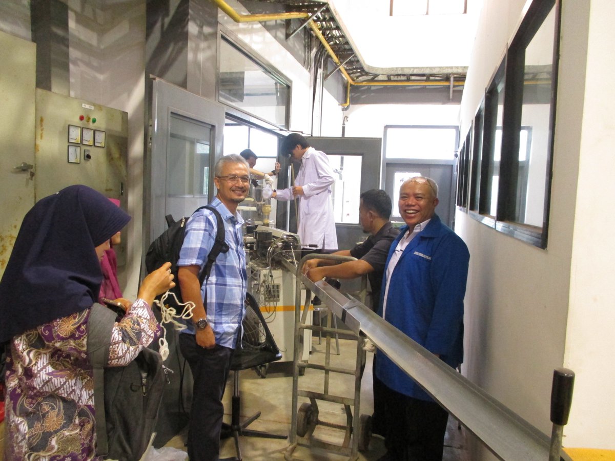 polimer_bppt's tweet image. Sedang berlangsung witness dari PT. Harapan Interaksi Swadaya untuk pengujian dengan menggunakan alat Single Screw Extrution. #pengujian #laboratorium #TeknologiPlastik