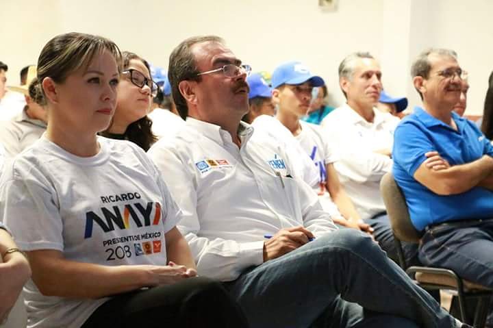ZenenXochihua's tweet photo. Viendo con detenimiento con mis compañeros el Debate Presidencial donde Ricardo Anaya nuestro candidato Por México al Frente está debatiendo con inteligencia y fundamentos. #MUYBIEN por ANAYA! #ZENEN https://t.co/neQCbPsGzK