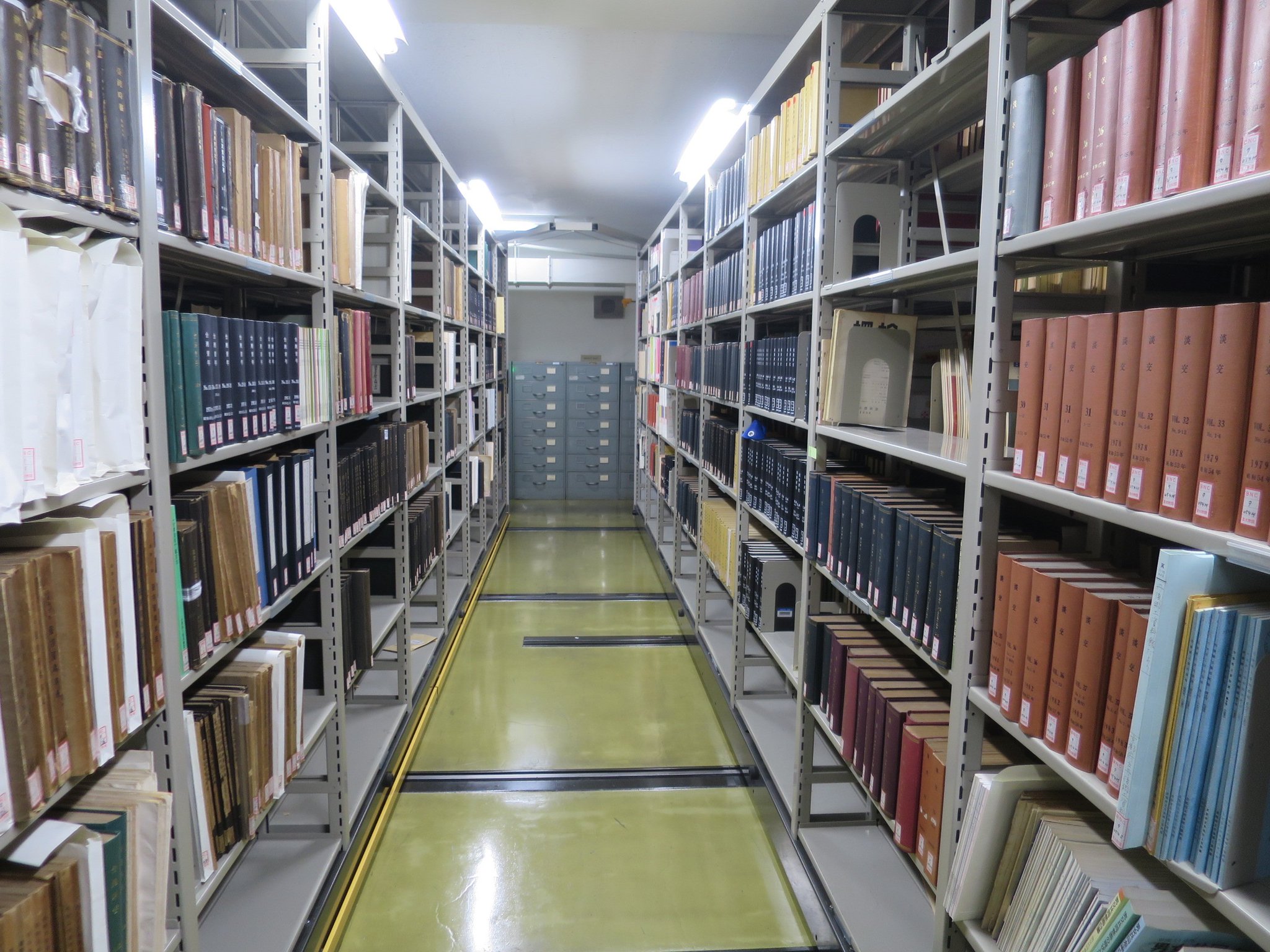 京都大学附属図書館 Pa Twitter 施設紹介 2 地下書庫 書庫は地下 3階構造になっていて 比較的古い年代の資料が配架されています よく使われるのは地下3階のbnc バックナンバーセンター 14年以前の雑誌を保存しています 19世紀の学術雑誌なんかも読めます