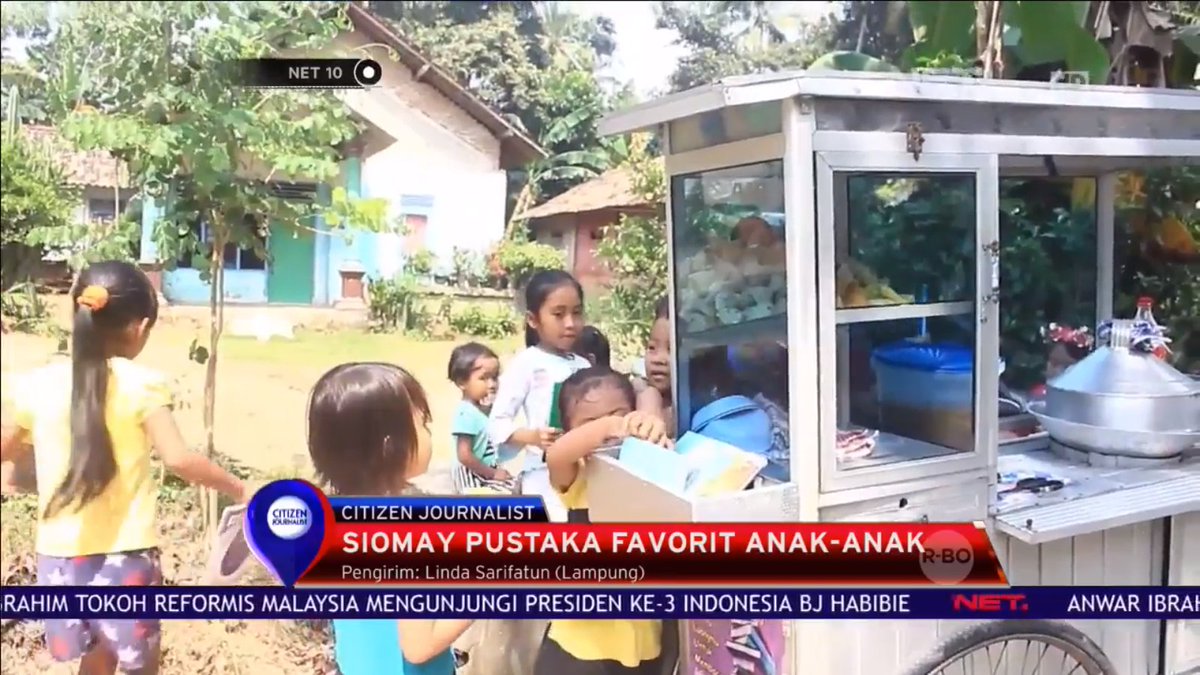 NET_CJ's tweet photo. Gerobak somay ini mayoritas fansnya adalah anak-anak! Daya tariknya bukan karena somaynya warna-warni atau berbentuk karakter kartun, tapi penjual somay ini selalu membawa buku bacaan di gerobaknya. Ini dia Somay Pustaka Bang Husen! Video kiriman Linda Sarifatun #NET10 https://t.co/CTk6mkU3mx