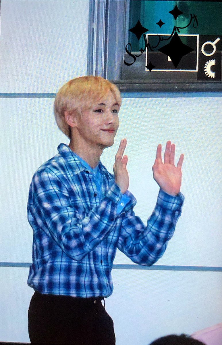 2WINbr's tweet photo. [#PREVIEW] 05.05.18 - Winwin @ Music Gift Box

cr. Shiny https://t.co/zWzd1uaK97