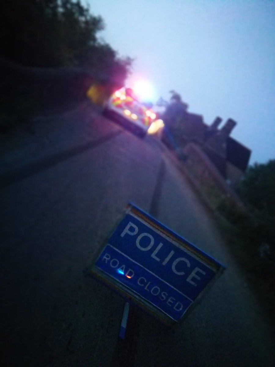 TVP_Bucks's tweet photo. ** ROAD CLOSURE **
The B488 between Horton and Ivinghoe is closed at the canal due to damage on the bridge. Please find an alternative route. #P6981 https://t.co/GiXF6H6AbA