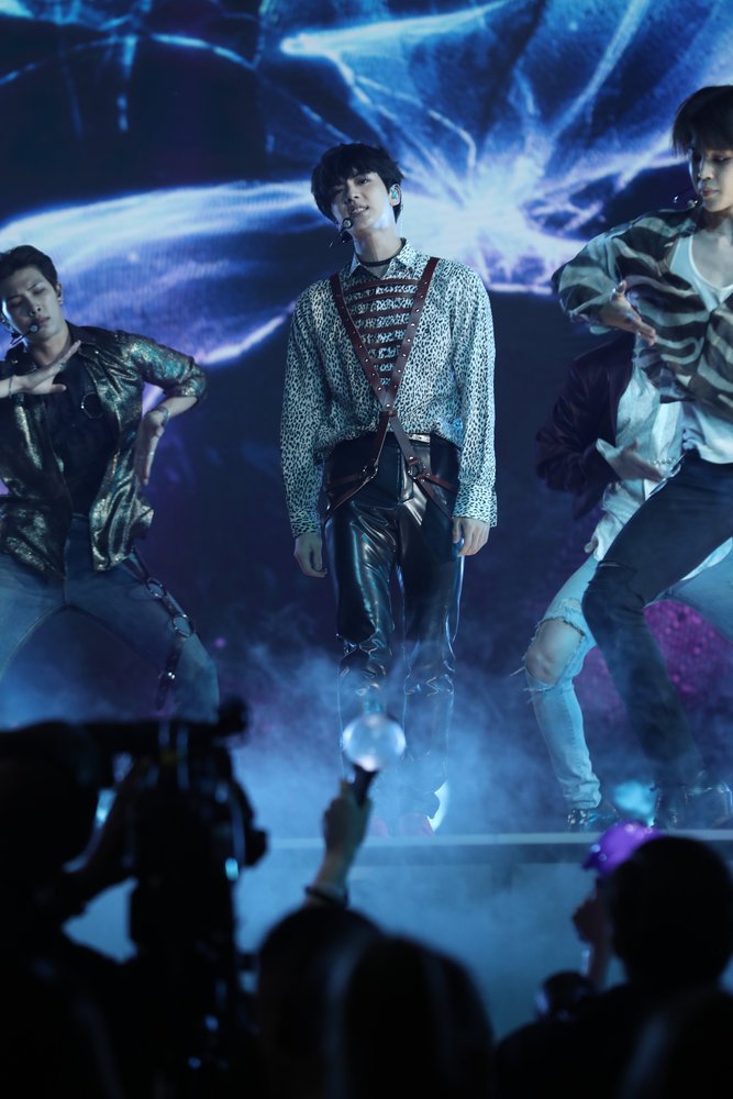 headlineplanet's tweet photo. BTS performed its new single Fake Love at the Billboard Music Awards (pics by Todd Williamson &amp; Brian Friedman for NBC) / @bts_twt https://t.co/1gCt5TKfPD