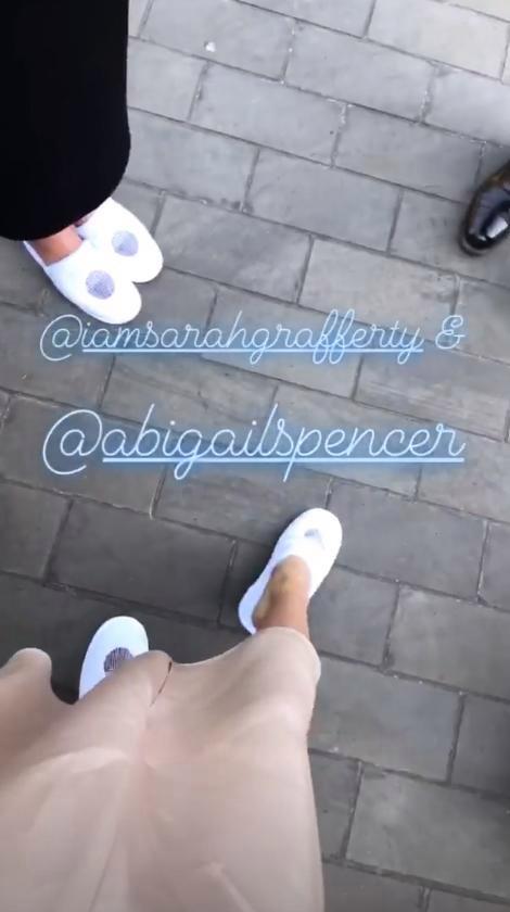 Troian Bellisario นักแสดงสาวชาวอเมริกันโพสต์ Instagram Stories เผยให้เห็นของขวัญจากดัชเชสแห่งซัสเซกส์ ซึ่งเตรียมรองเท้าแตะแบบสลิปเปอร์ให้กับแขกสาวๆ หลังเสร็จสิ้นพิธีเสกสมรส