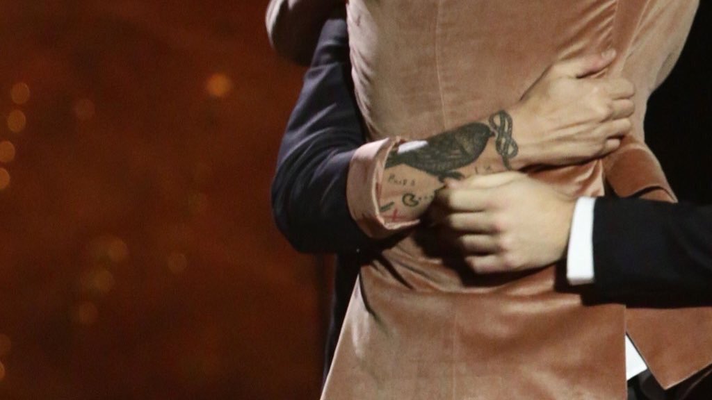 esnyxlwt's tweet image. *cries in "I miss one direction"* #1DBBMAs #BBMAs