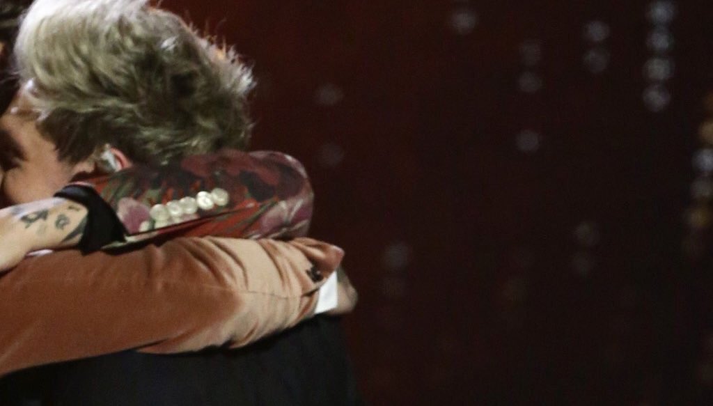 esnyxlwt's tweet image. *cries in "I miss one direction"* #1DBBMAs #BBMAs