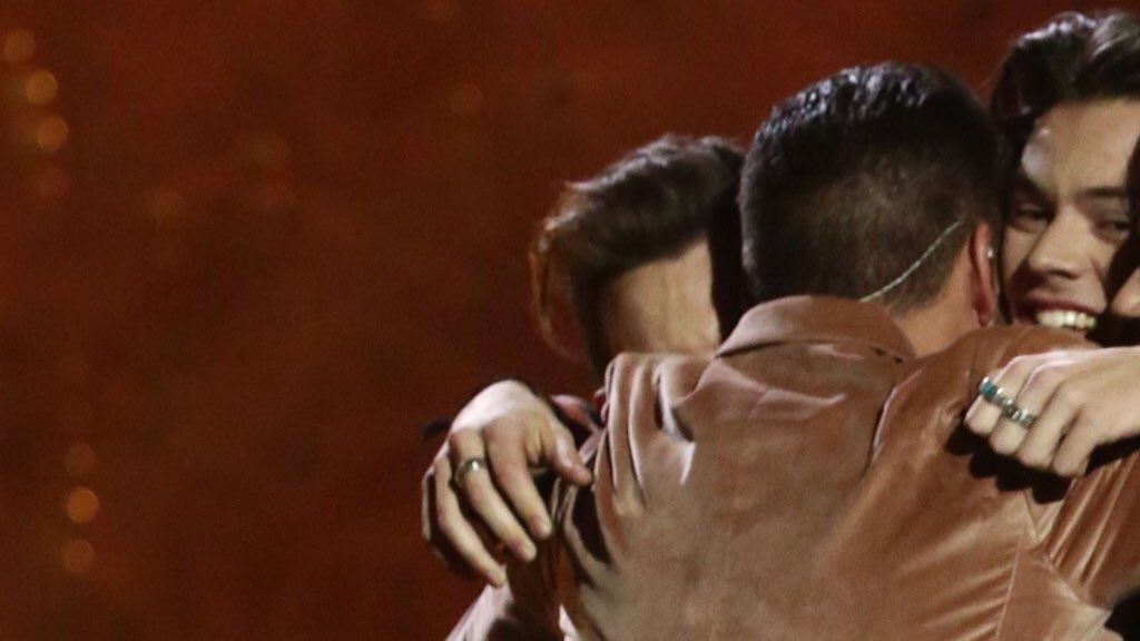 esnyxlwt's tweet image. *cries in "I miss one direction"* #1DBBMAs #BBMAs