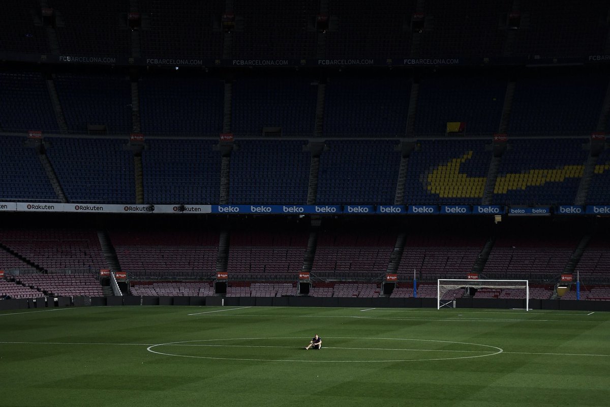 Ume_FCB's tweet photo. 1人でカンプノウに居残るイニエスタ 

#Infinit8Iniesta https://t.co/mo7QDzJhQ5
