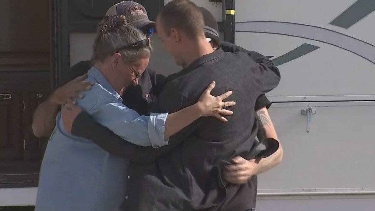 MrDBake's tweet photo. A Prescott Valley family that lost everything in the #viewpointfire is now full of gratitude. @BrianaWhitney has the two big surprises they were given https://t.co/xfXMRGh4Z3 https://t.co/MTaDQvpmQD