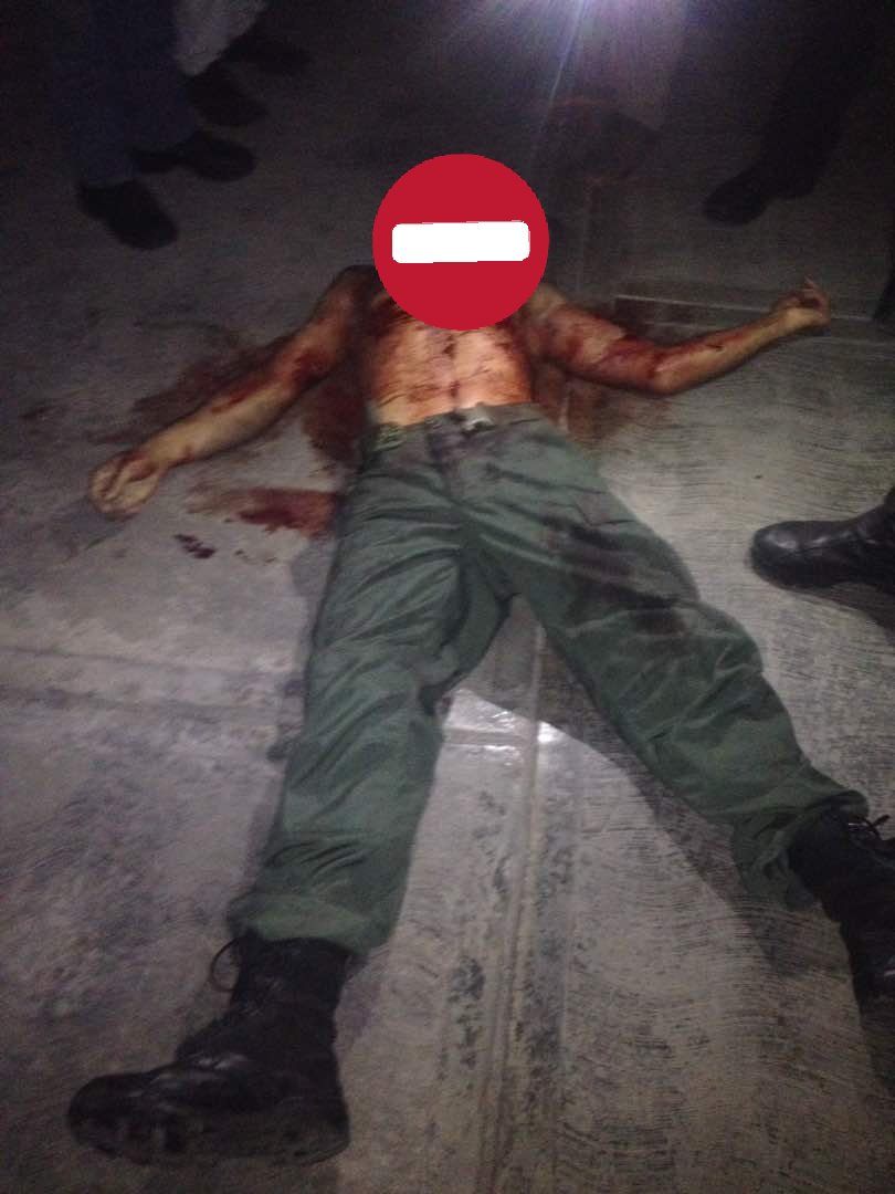 #Miranda #20May En el Centro de Votación UE Anita Yanez,fue asesinado el Sargento Mayor de 3ra. Deivi Javier González de 31 años. Fue apuñalado. 

Le robaron un arma de fuego Beretta PX4. Según 2 milicianos sujetos encapuchados ingresaron al sitio y lo mataron.