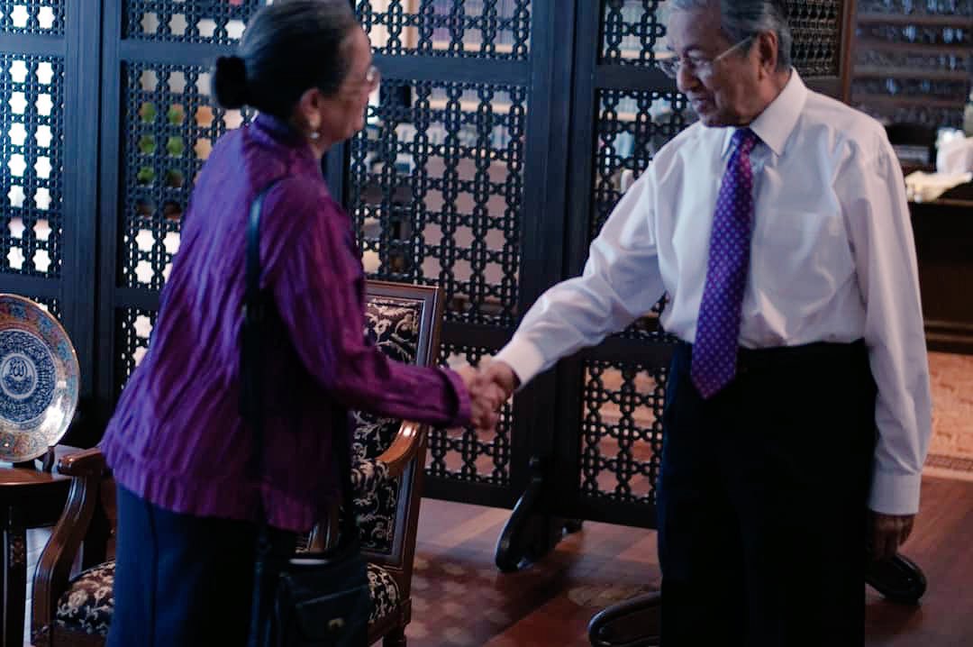 chedetofficial's tweet photo. Receiving courtesy visit by @usembassykl  US Ambassador to Malaysia, HE Kamala Shirin Lakhdir at Putrajaya this afternoon. https://t.co/lMP8yHcOiP
