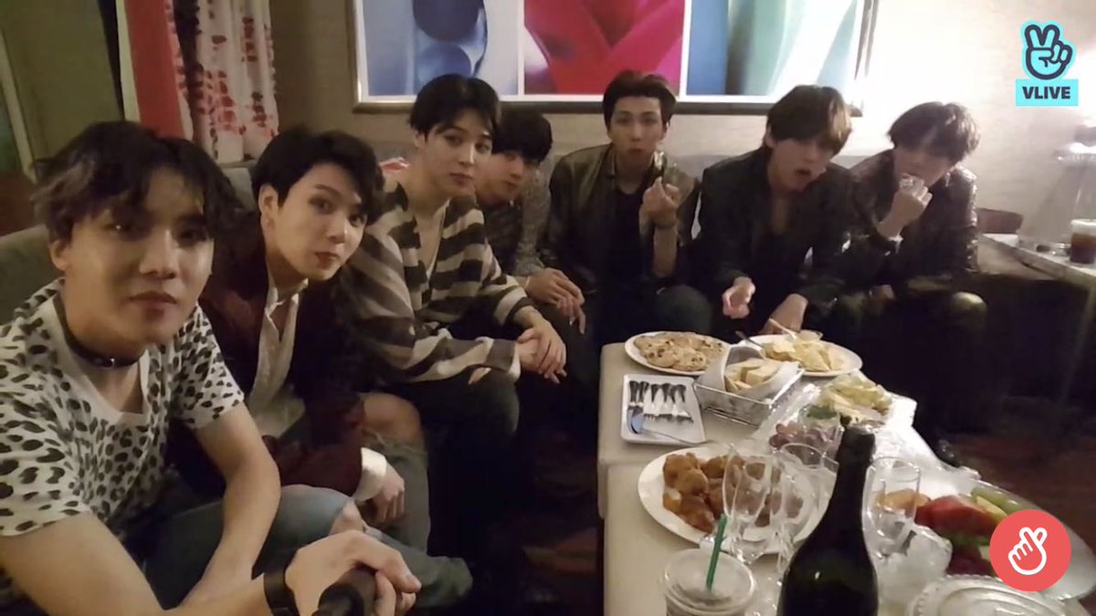 Vliveofficial's tweet photo. #BBMAs 끝나고 애프터파티 안가고 브이앱파티 온 방탄이들의 아미사랑에 또 감동먹고 눈물이ㅠㅠ💦 이래서 방탄은 최고라 이겁니돠❤️❤️ 수상도 #FakeLove 첫공개도 축하합니다🎉 #BTS #방탄소년단 ▶️ https://t.co/iyPKV52Ev9 https://t.co/p7WsRHIcmG
