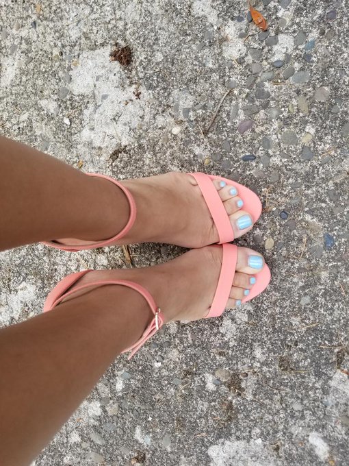 Ran several errands today dressed up in my fave dress and heels! Bae and I (my long term car of 2 years<a href="/tag/roses"class="tags"><span>#roses</span></a><a href="/tag/heels"class="tags"><span>#heels</span></a><a href="/tag/bae"class="tags"><span>#bae</span></a><a href="/tag/sexydress"class="tags"><span>#sexydress</span></a>
