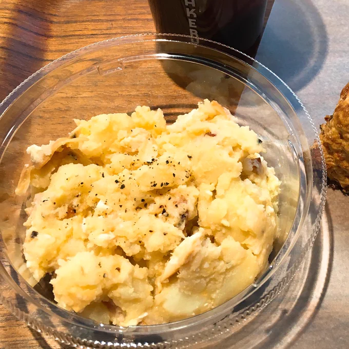 引き続き、燻製ポテサラ研究中。
たしかにアンチョビ入ってても美味しい……。 