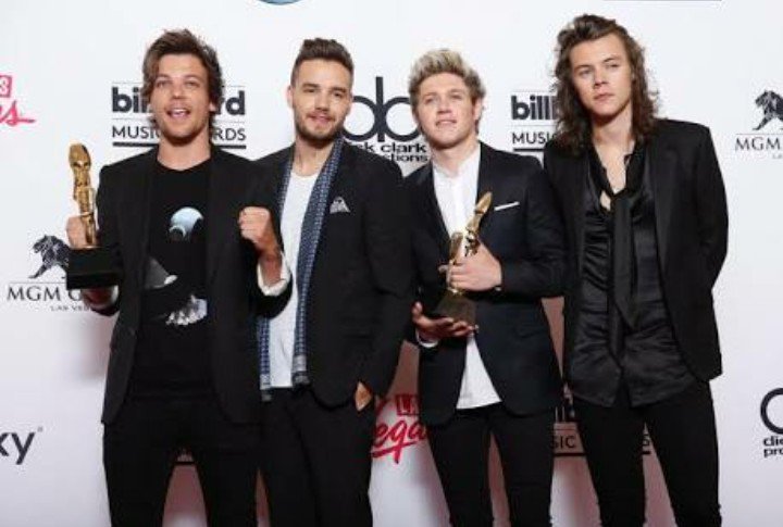 measshit's tweet photo. DEAD BAND, WHO ? 

#BBMAs2018 #BBMAS #1DBBMas https://t.co/6IBvsWTAGN